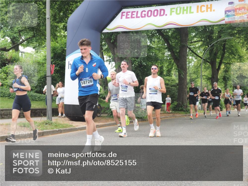 29.06.2025 - hella hamburg halbmarathon KatJ http://msf.ph/oto/8525155 29.06.2025 10:52:36 Zwischen KM18-KM19 6590, 7826, 8405 meine-sportfotos.de