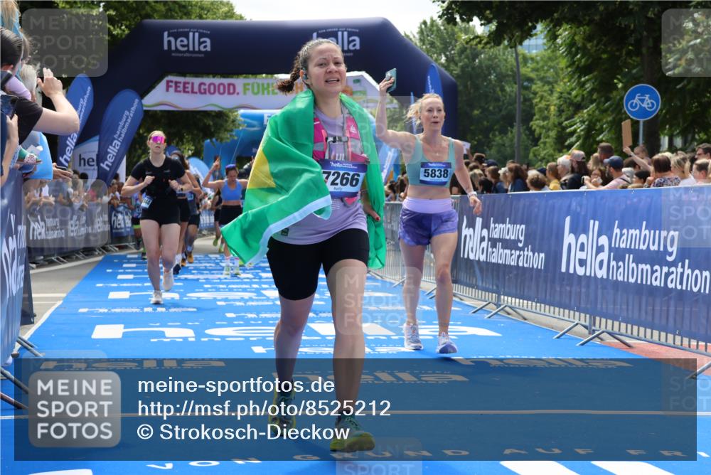 29.06.2025 - hella hamburg halbmarathon Strokosch-Dieckow http://msf.ph/oto/8525212 29.06.2025 11:28:05 Ziel 1747, 2526, 2831, 2832, 3822, 4807, 5838, 6859, 7266, 7836, 8286, 8962, 9078, 9913, 10354, 10435, 12710, 12844, 13984, 14347, 14986, 16010, 16107, 17495 meine-sportfotos.de