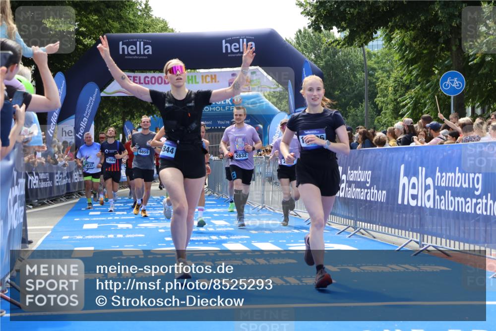 29.06.2025 - hella hamburg halbmarathon Strokosch-Dieckow http://msf.ph/oto/8525293 29.06.2025 11:28:06 Ziel 1747, 2831, 2832, 3910, 4807, 5838, 6859, 7266, 7836, 8286, 8962, 9078, 9141, 9913, 10435, 12710, 12844, 13984, 14347, 14986, 16010, 16107, 17495, 18769 meine-sportfotos.de