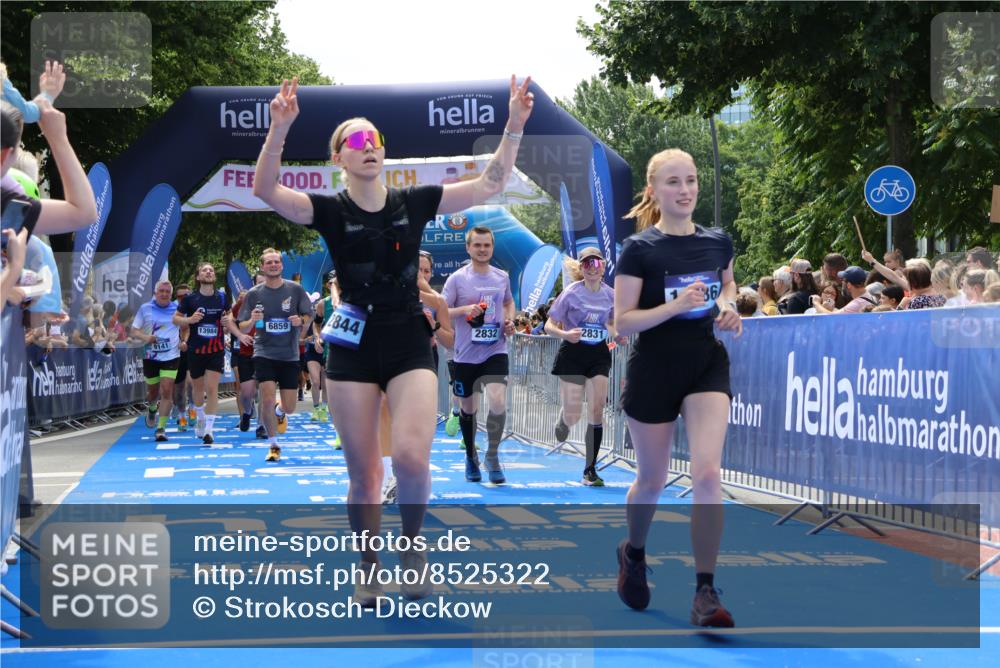 29.06.2025 - hella hamburg halbmarathon Strokosch-Dieckow http://msf.ph/oto/8525322 29.06.2025 11:28:07 Ziel 1747, 2831, 2832, 3842, 3910, 4807, 5838, 6859, 7266, 7836, 8286, 8962, 9078, 9141, 9913, 10435, 12844, 13984, 14986, 16010, 16107, 17495, 18769 meine-sportfotos.de