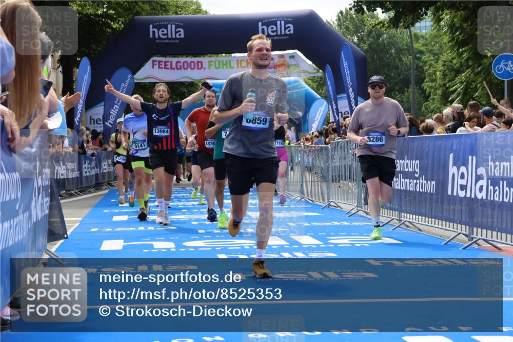 29.06.2025 - hella hamburg halbmarathon Strokosch-Dieckow http://msf.ph/oto/8525353 29.06.2025 11:28:09 Ziel 1640, 2831, 2832, 3778, 3842, 3910, 5838, 6859, 7266, 7836, 8286, 8962, 9078, 9141, 10435, 12395, 12844, 13984, 14906, 14986, 16010, 16107, 17249, 17495, 18769 meine-sportfotos.de