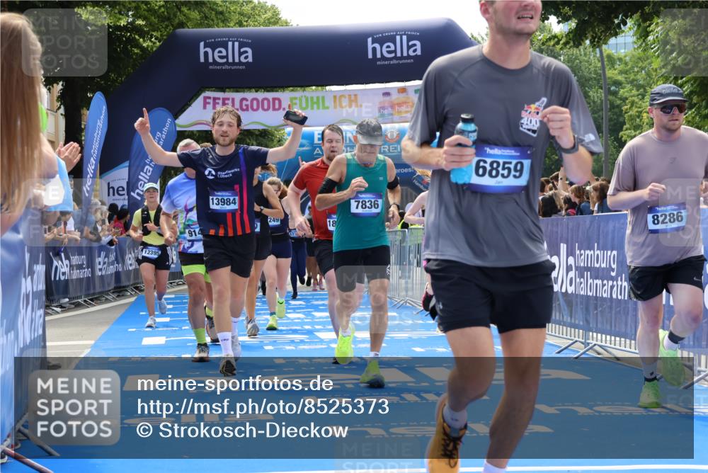 29.06.2025 - hella hamburg halbmarathon Strokosch-Dieckow http://msf.ph/oto/8525373 29.06.2025 11:28:10 Ziel 1640, 2831, 2832, 3778, 3842, 3910, 5838, 6859, 7266, 7836, 8286, 8962, 9141, 12395, 12844, 13984, 14906, 14986, 16010, 16107, 17103, 17249, 17495, 18769 meine-sportfotos.de