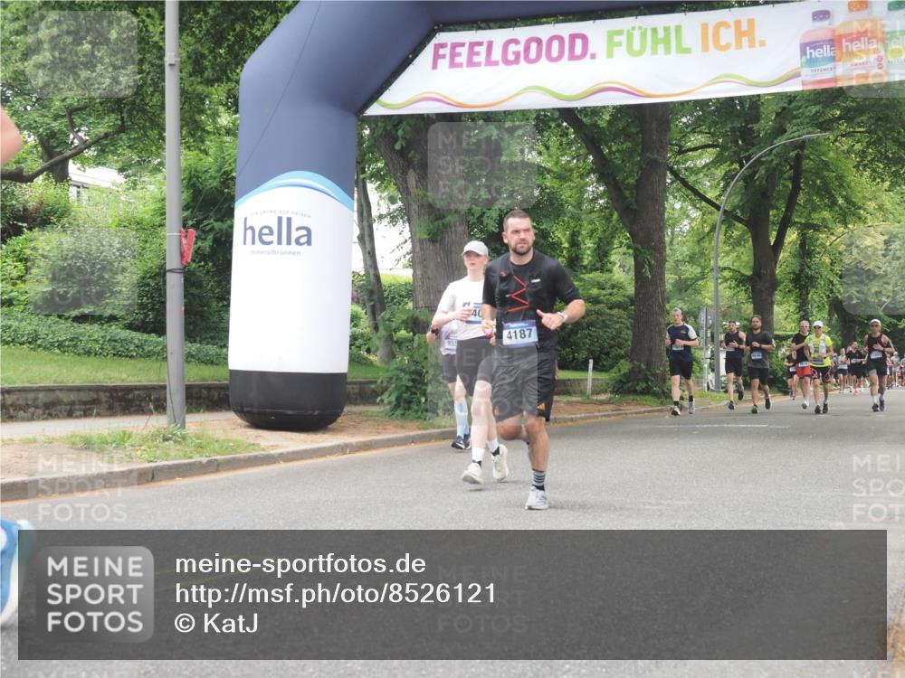 29.06.2025 - hella hamburg halbmarathon KatJ http://msf.ph/oto/8526121 29.06.2025 10:53:30 Zwischen KM18-KM19 2142, 3071, 4187 meine-sportfotos.de