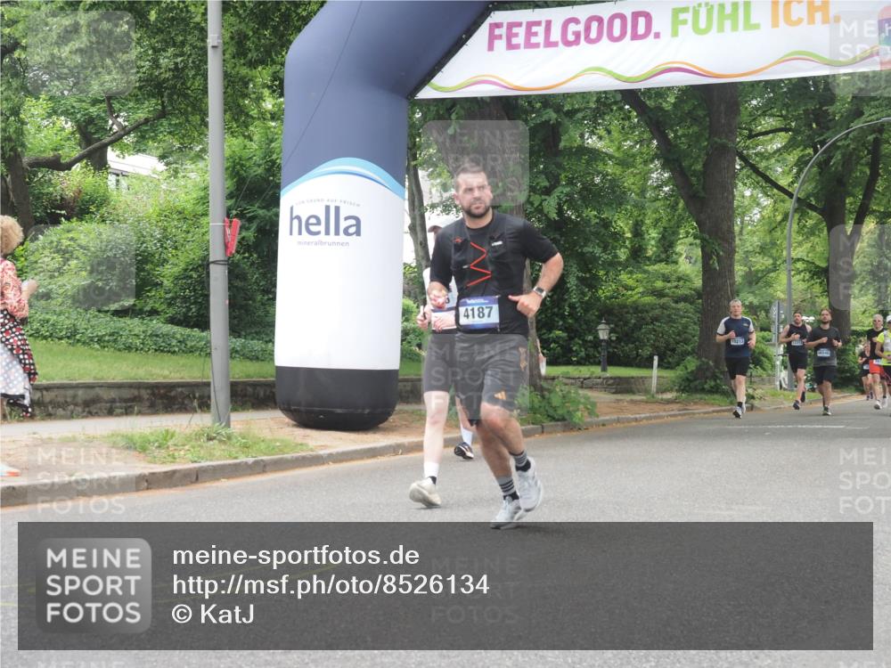 29.06.2025 - hella hamburg halbmarathon KatJ http://msf.ph/oto/8526134 29.06.2025 10:53:30 Zwischen KM18-KM19 2142, 3071, 4187 meine-sportfotos.de
