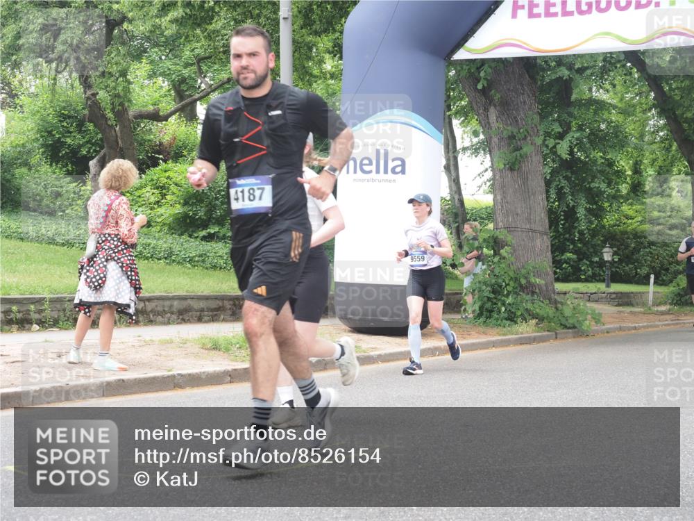 29.06.2025 - hella hamburg halbmarathon KatJ http://msf.ph/oto/8526154 29.06.2025 10:53:31 Zwischen KM18-KM19 3071, 4187 meine-sportfotos.de