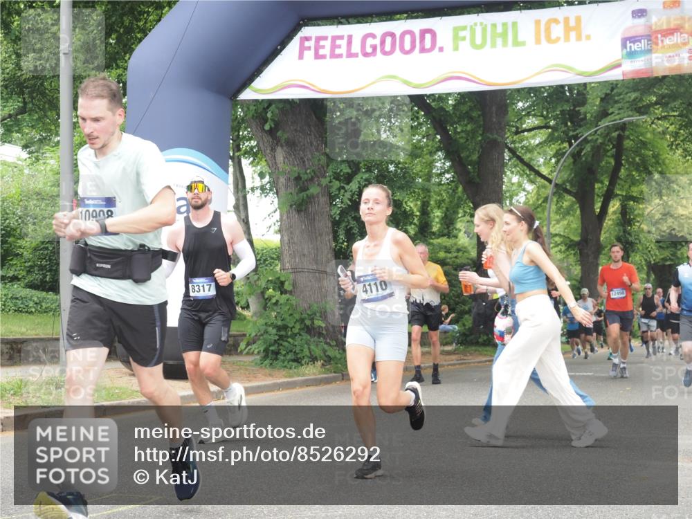 29.06.2025 - hella hamburg halbmarathon KatJ http://msf.ph/oto/8526292 29.06.2025 11:02:48 Zwischen KM18-KM19 1936, 3622, 4110, 6366, 7121, 8317 meine-sportfotos.de