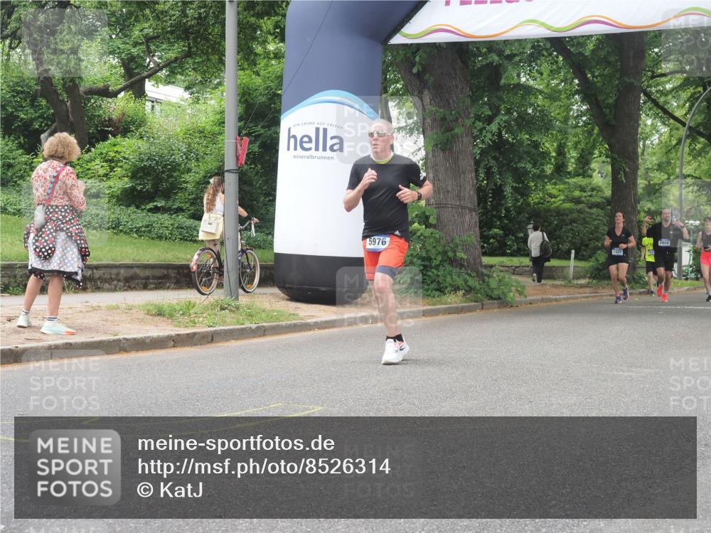 29.06.2025 - hella hamburg halbmarathon KatJ http://msf.ph/oto/8526314 29.06.2025 10:53:39 Zwischen KM18-KM19 5976, 6059 meine-sportfotos.de