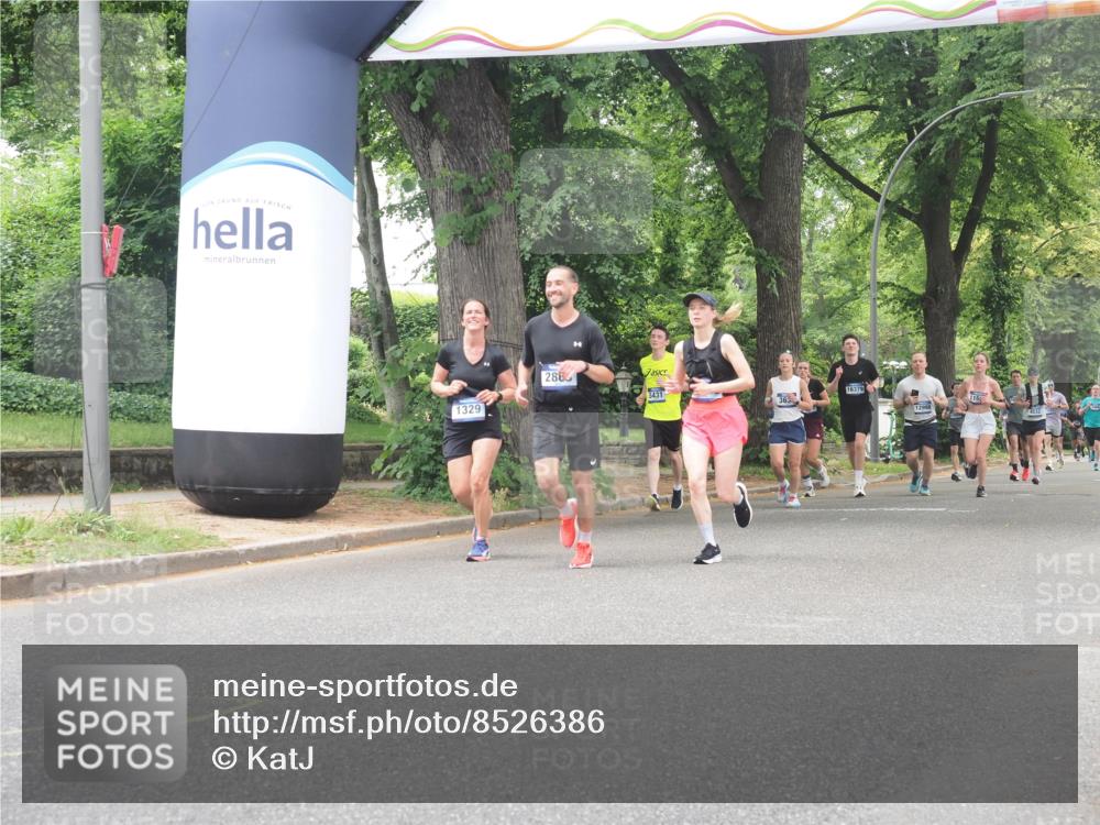 29.06.2025 - hella hamburg halbmarathon KatJ http://msf.ph/oto/8526386 29.06.2025 10:53:43 Zwischen KM18-KM19 1329, 5976 meine-sportfotos.de