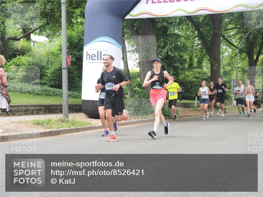 29.06.2025 - hella hamburg halbmarathon KatJ http://msf.ph/oto/8526421 29.06.2025 10:53:44 Zwischen KM18-KM19 1329, 2868, 5976 meine-sportfotos.de
