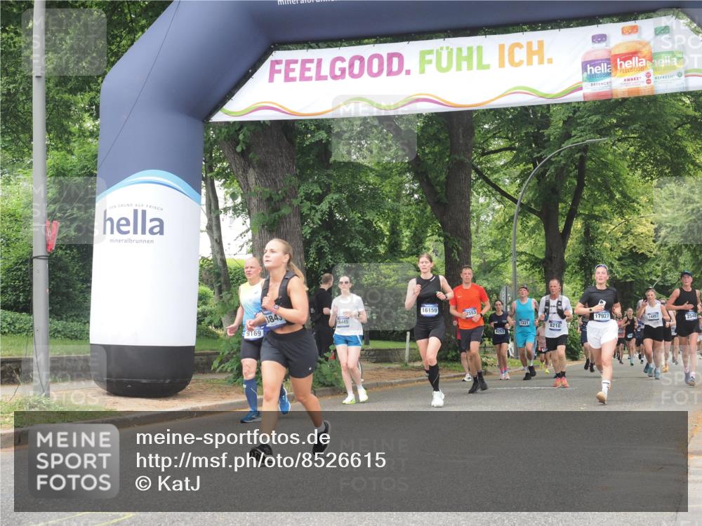 29.06.2025 - hella hamburg halbmarathon KatJ http://msf.ph/oto/8526615 29.06.2025 11:03:03 Zwischen KM18-KM19 1825, 1982, 5397 meine-sportfotos.de
