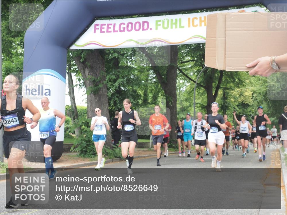 29.06.2025 - hella hamburg halbmarathon KatJ http://msf.ph/oto/8526649 29.06.2025 11:03:04 Zwischen KM18-KM19 1825, 1982, 5397 meine-sportfotos.de