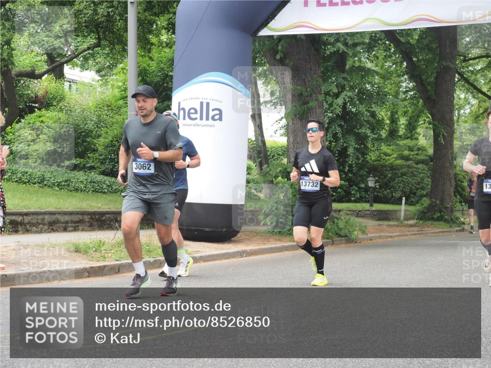 29.06.2025 - hella hamburg halbmarathon KatJ http://msf.ph/oto/8526850 29.06.2025 10:54:04 Zwischen KM18-KM19 1729, 3062, 3225, 4066, 6453 meine-sportfotos.de