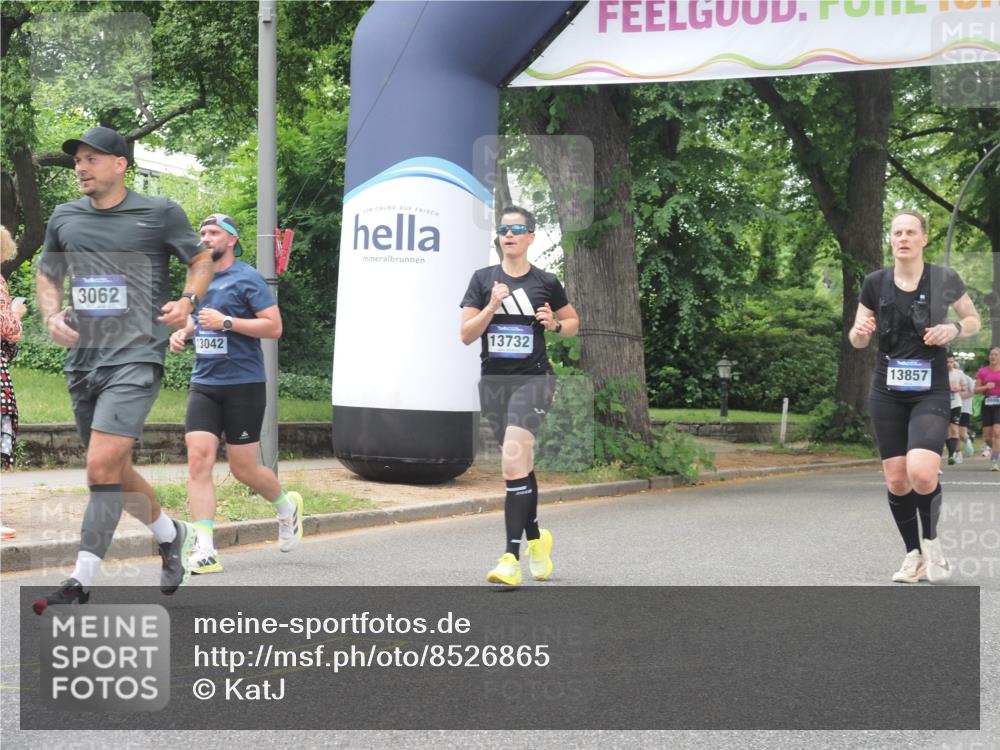 29.06.2025 - hella hamburg halbmarathon KatJ http://msf.ph/oto/8526865 29.06.2025 10:54:05 Zwischen KM18-KM19 1729, 3062, 3225, 4066, 6453 meine-sportfotos.de