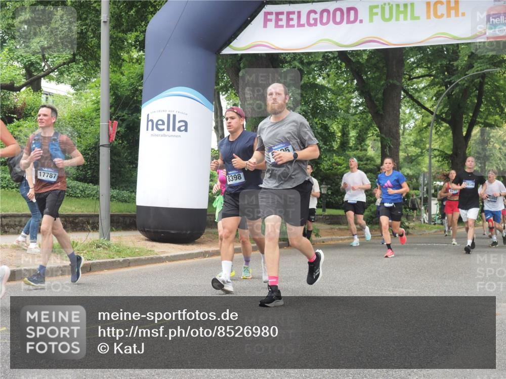 29.06.2025 - hella hamburg halbmarathon KatJ http://msf.ph/oto/8526980 29.06.2025 10:54:11 Zwischen KM18-KM19 2628, 5605, 8398 meine-sportfotos.de