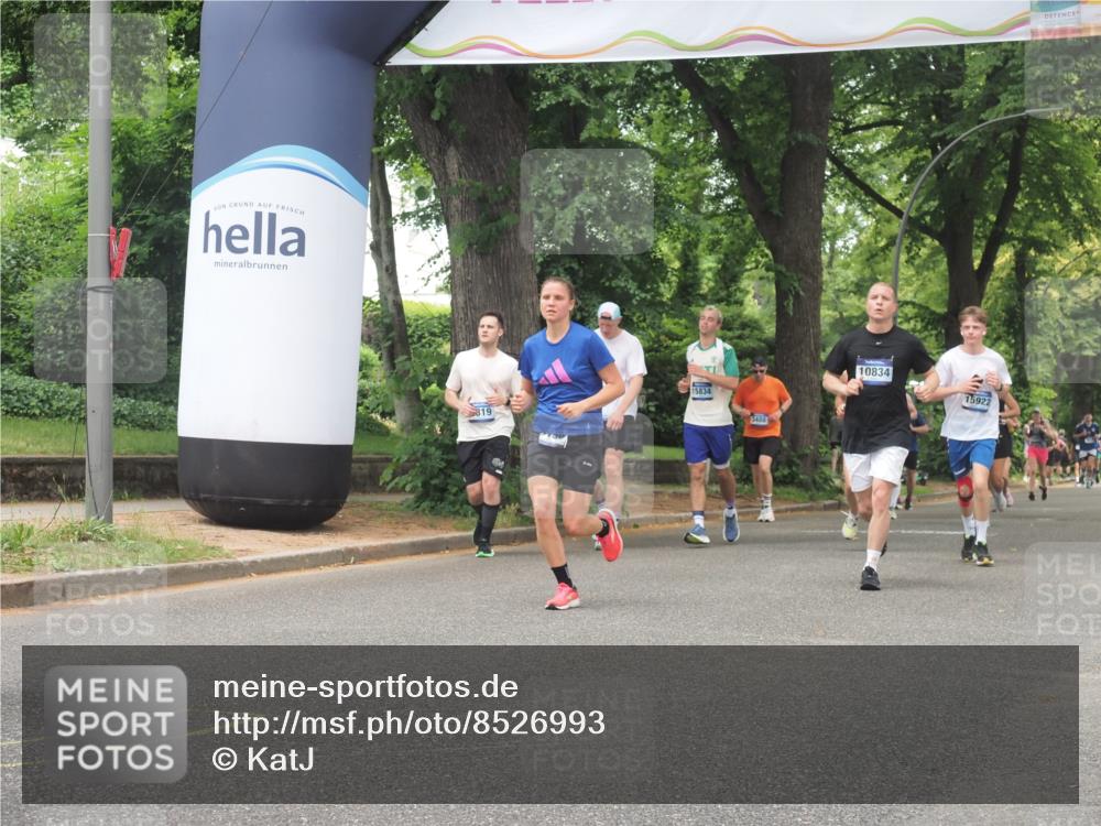 29.06.2025 - hella hamburg halbmarathon KatJ http://msf.ph/oto/8526993 29.06.2025 10:54:12 Zwischen KM18-KM19 2628, 5605, 8398 meine-sportfotos.de