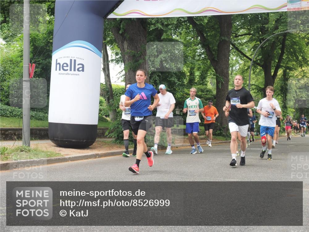 29.06.2025 - hella hamburg halbmarathon KatJ http://msf.ph/oto/8526999 29.06.2025 10:54:12 Zwischen KM18-KM19 2628, 5605, 8398 meine-sportfotos.de