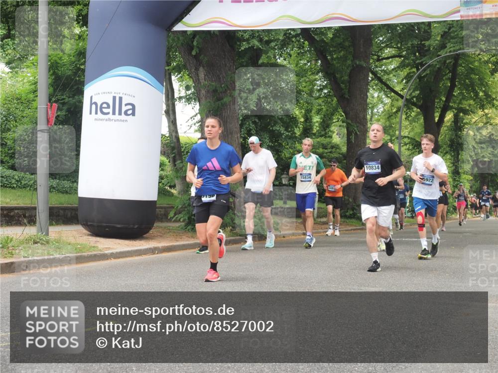 29.06.2025 - hella hamburg halbmarathon KatJ http://msf.ph/oto/8527002 29.06.2025 10:54:13 Zwischen KM18-KM19 2628, 4293, 5605, 8398 meine-sportfotos.de