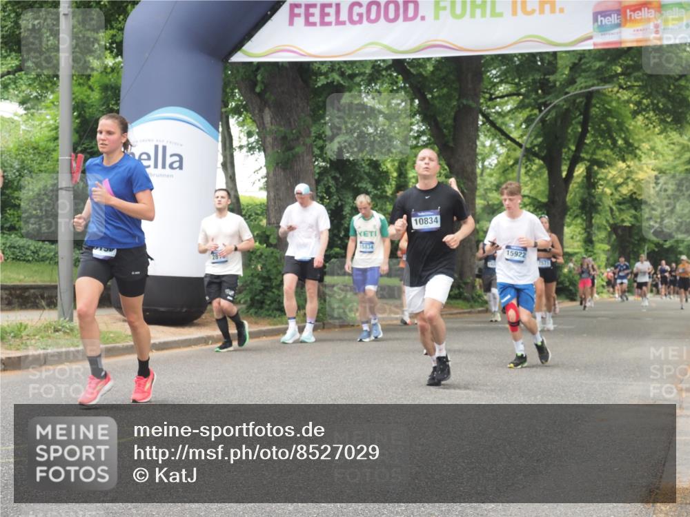 29.06.2025 - hella hamburg halbmarathon KatJ http://msf.ph/oto/8527029 29.06.2025 10:54:13 Zwischen KM18-KM19 2628, 4293, 5605, 8398 meine-sportfotos.de