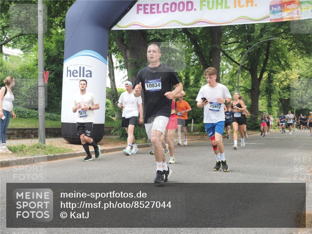 29.06.2025 - hella hamburg halbmarathon KatJ http://msf.ph/oto/8527044 29.06.2025 10:54:14 Zwischen KM18-KM19 2628, 4293, 5605, 8398 meine-sportfotos.de