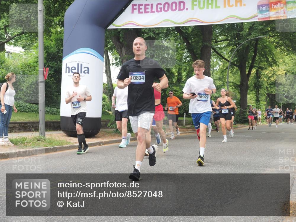 29.06.2025 - hella hamburg halbmarathon KatJ http://msf.ph/oto/8527048 29.06.2025 10:54:14 Zwischen KM18-KM19 2628, 4293, 5605, 8398 meine-sportfotos.de