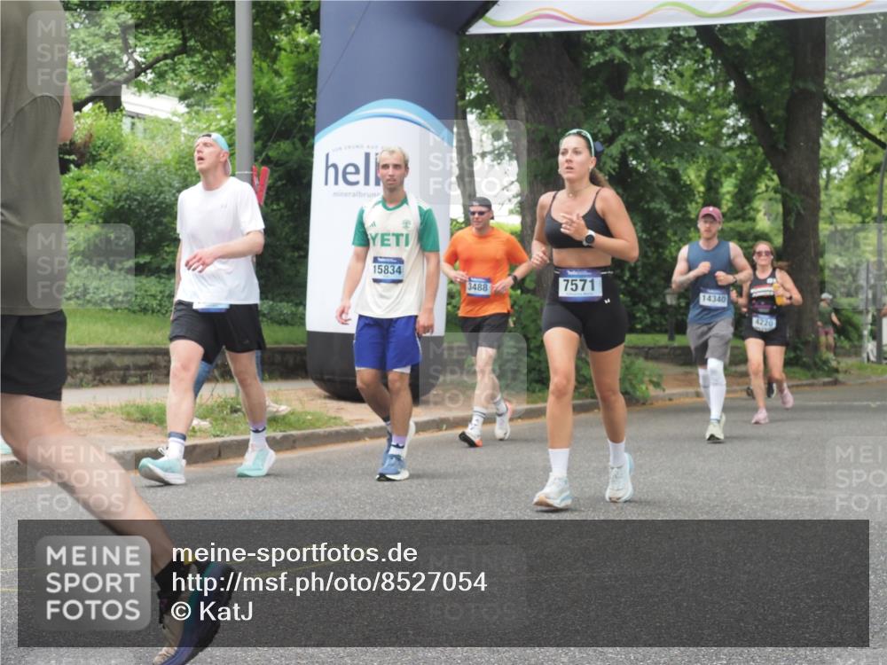 29.06.2025 - hella hamburg halbmarathon KatJ http://msf.ph/oto/8527054 29.06.2025 10:54:17 Zwischen KM18-KM19 2819, 4220, 4293, 7571, 8398 meine-sportfotos.de