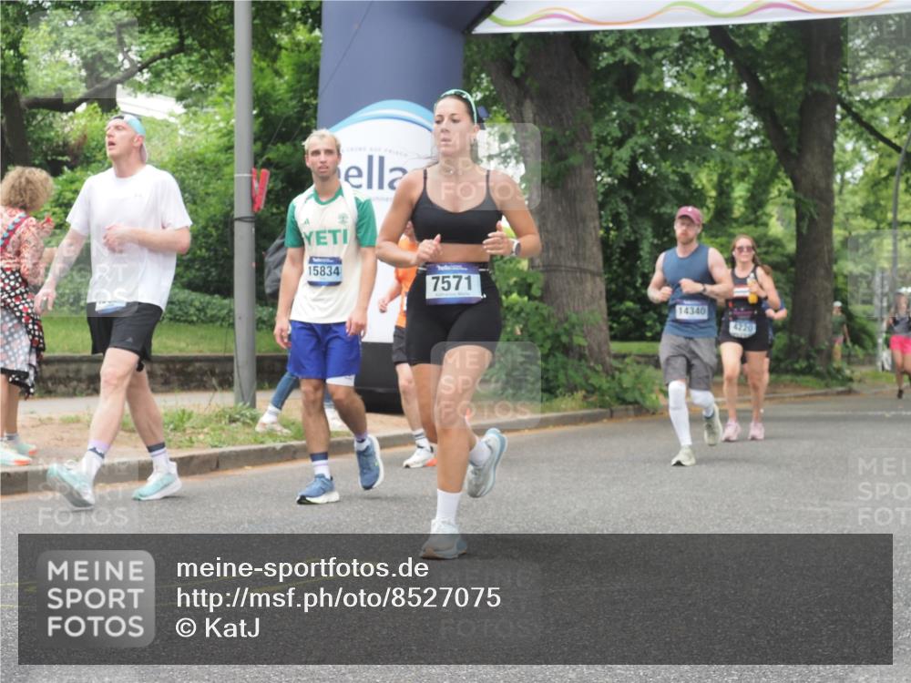 29.06.2025 - hella hamburg halbmarathon KatJ http://msf.ph/oto/8527075 29.06.2025 10:54:18 Zwischen KM18-KM19 2819, 3488, 4220, 4293, 7571, 8398 meine-sportfotos.de