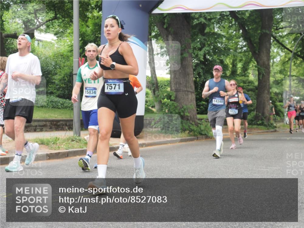 29.06.2025 - hella hamburg halbmarathon KatJ http://msf.ph/oto/8527083 29.06.2025 10:54:18 Zwischen KM18-KM19 2819, 3488, 4220, 4293, 7571, 8398 meine-sportfotos.de