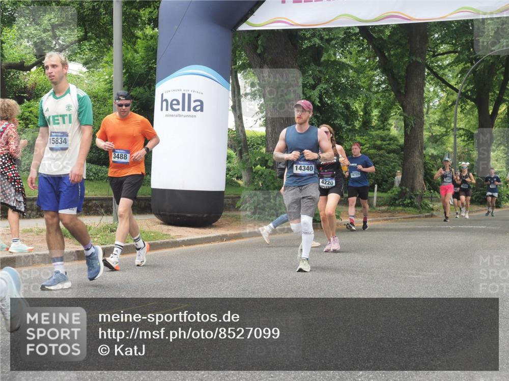 29.06.2025 - hella hamburg halbmarathon KatJ http://msf.ph/oto/8527099 29.06.2025 10:54:19 Zwischen KM18-KM19 2819, 3488, 4220, 4293, 7571 meine-sportfotos.de