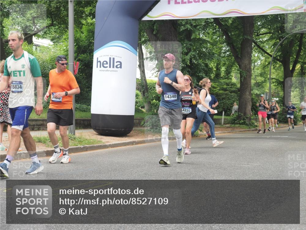 29.06.2025 - hella hamburg halbmarathon KatJ http://msf.ph/oto/8527109 29.06.2025 10:54:19 Zwischen KM18-KM19 2819, 3488, 4220, 4293, 7571 meine-sportfotos.de