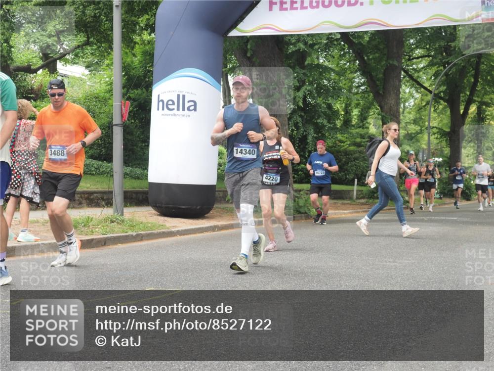 29.06.2025 - hella hamburg halbmarathon KatJ http://msf.ph/oto/8527122 29.06.2025 10:54:19 Zwischen KM18-KM19 2819, 3488, 4220, 4293, 7571 meine-sportfotos.de