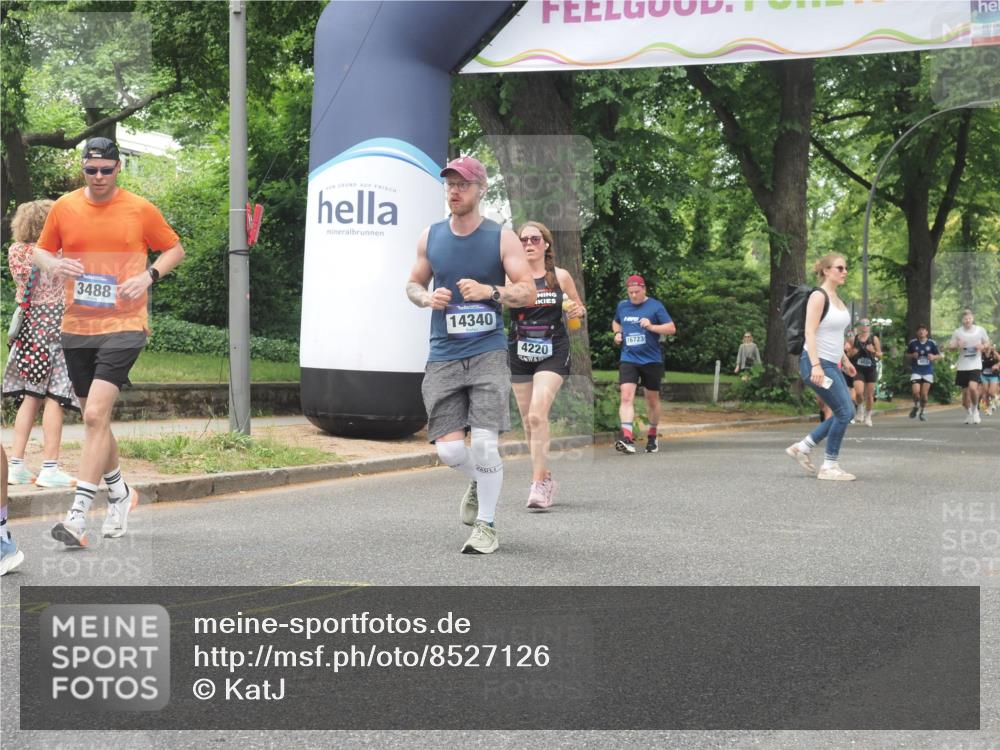 29.06.2025 - hella hamburg halbmarathon KatJ http://msf.ph/oto/8527126 29.06.2025 10:54:19 Zwischen KM18-KM19 2819, 3488, 4220, 4293, 7571 meine-sportfotos.de