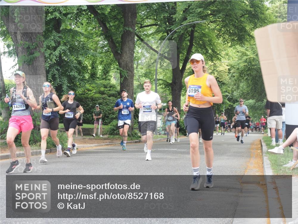 29.06.2025 - hella hamburg halbmarathon KatJ http://msf.ph/oto/8527168 29.06.2025 10:54:24 Zwischen KM18-KM19 3488, 4220, 6196 meine-sportfotos.de