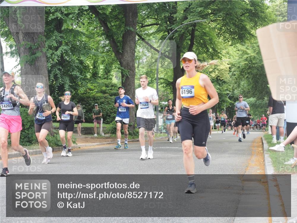 29.06.2025 - hella hamburg halbmarathon KatJ http://msf.ph/oto/8527172 29.06.2025 10:54:24 Zwischen KM18-KM19 3488, 4220, 6196 meine-sportfotos.de