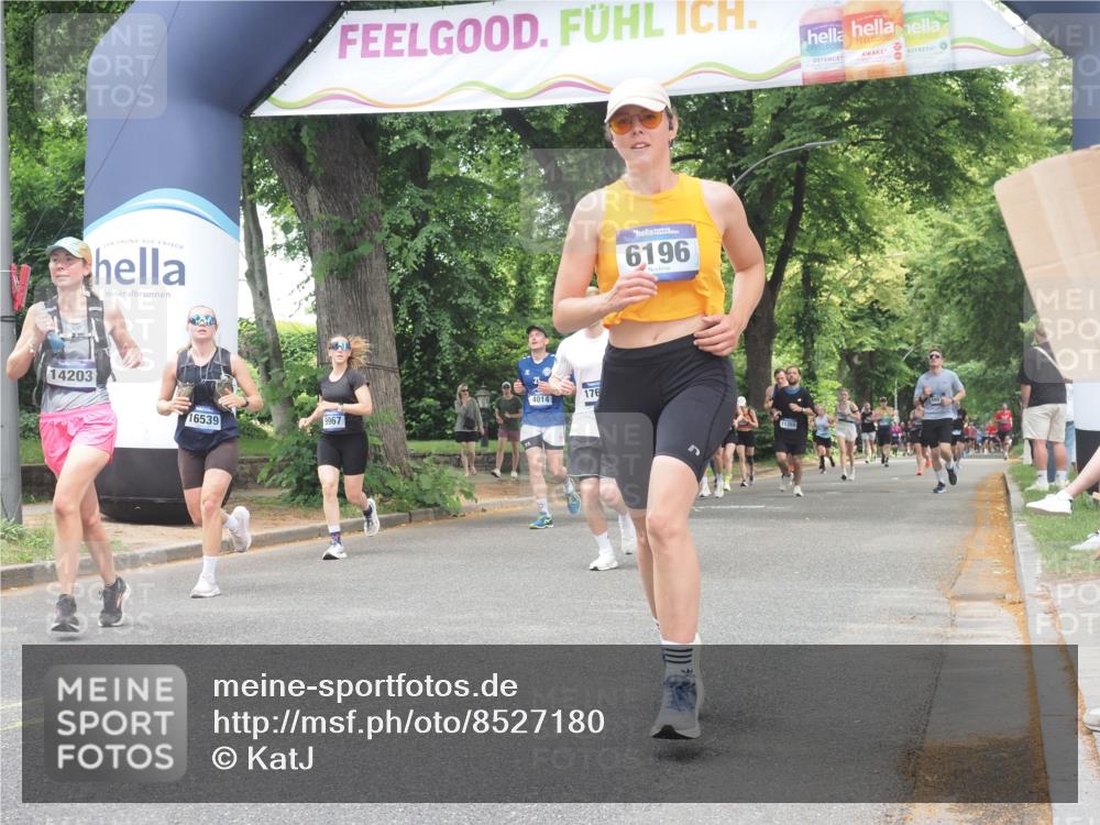 29.06.2025 - hella hamburg halbmarathon KatJ http://msf.ph/oto/8527180 29.06.2025 10:54:25 Zwischen KM18-KM19 3488, 4220, 6196 meine-sportfotos.de