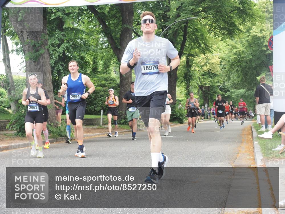 29.06.2025 - hella hamburg halbmarathon KatJ http://msf.ph/oto/8527250 29.06.2025 10:54:31 Zwischen KM18-KM19 2963, 2964, 4014, 5363 meine-sportfotos.de