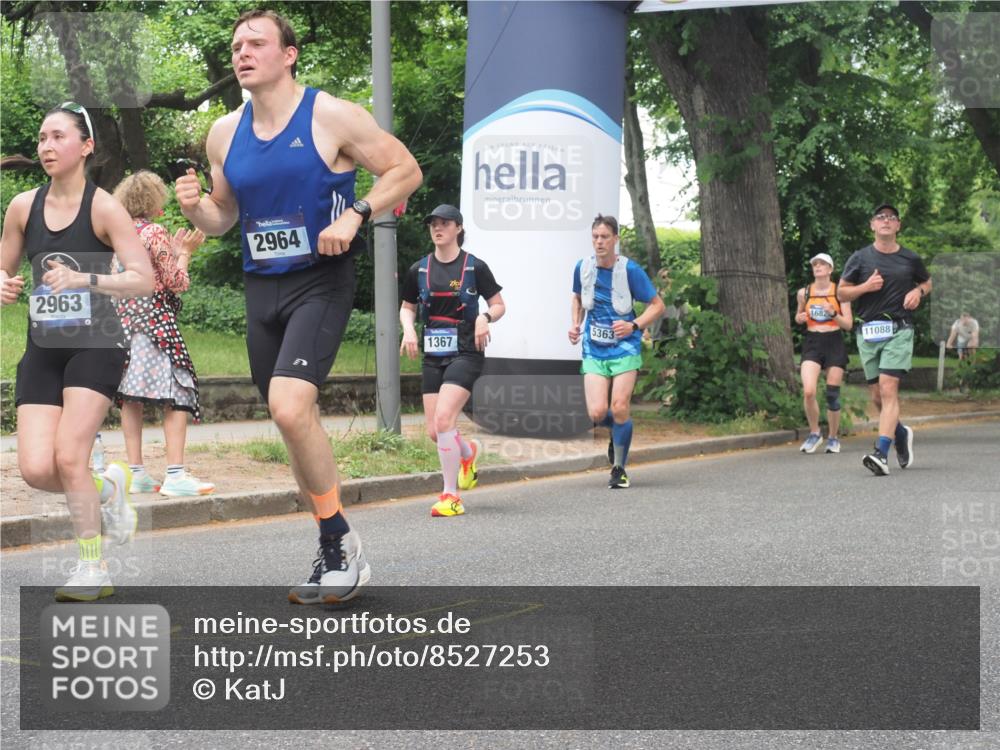 29.06.2025 - hella hamburg halbmarathon KatJ http://msf.ph/oto/8527253 29.06.2025 10:54:33 Zwischen KM18-KM19 1367, 2963, 2964, 4014, 5363 meine-sportfotos.de
