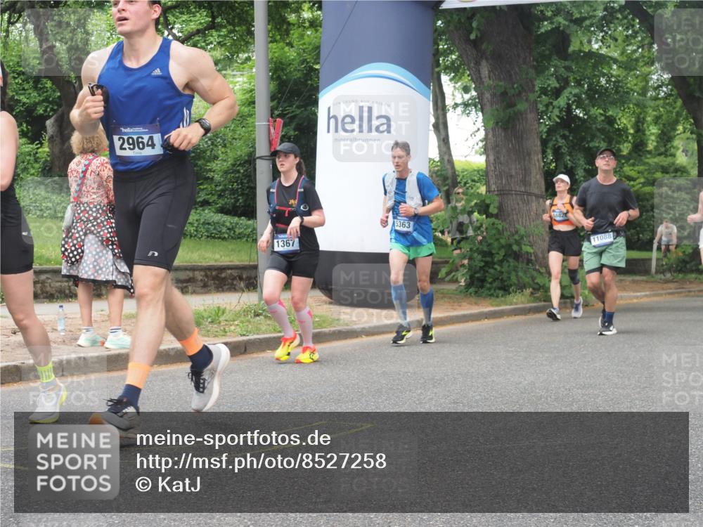 29.06.2025 - hella hamburg halbmarathon KatJ http://msf.ph/oto/8527258 29.06.2025 10:54:33 Zwischen KM18-KM19 1367, 2963, 2964, 4014, 5363 meine-sportfotos.de