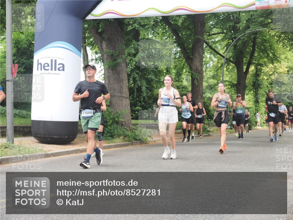 29.06.2025 - hella hamburg halbmarathon KatJ http://msf.ph/oto/8527281 29.06.2025 10:54:34 Zwischen KM18-KM19 1367, 2963, 2964, 4014, 5363 meine-sportfotos.de