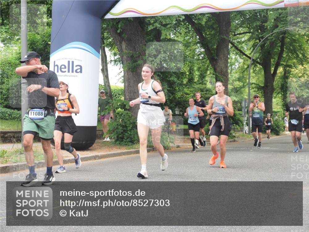 29.06.2025 - hella hamburg halbmarathon KatJ http://msf.ph/oto/8527303 29.06.2025 10:54:35 Zwischen KM18-KM19 1367, 2963, 2964, 4014, 5363 meine-sportfotos.de