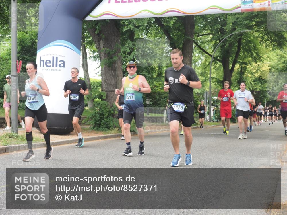 29.06.2025 - hella hamburg halbmarathon KatJ http://msf.ph/oto/8527371 29.06.2025 10:54:38 Zwischen KM18-KM19 1079, 1367, 2964, 4169, 5363, 5762, 6517 meine-sportfotos.de