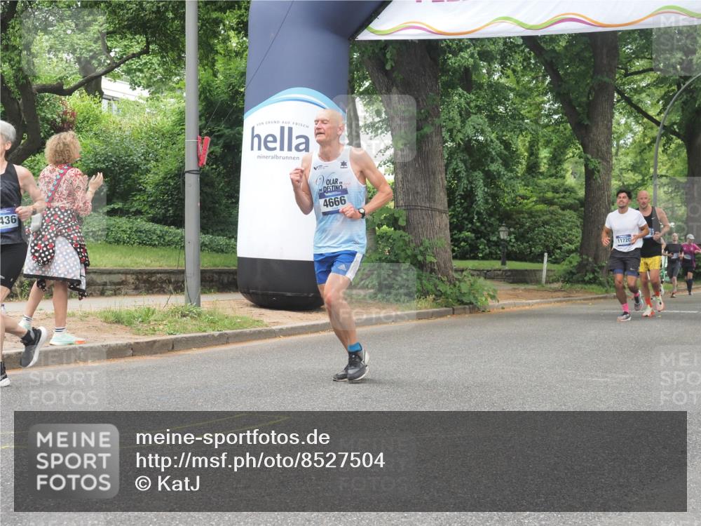 29.06.2025 - hella hamburg halbmarathon KatJ http://msf.ph/oto/8527504 29.06.2025 10:54:47 Zwischen KM18-KM19 4666, 7685, 8279 meine-sportfotos.de