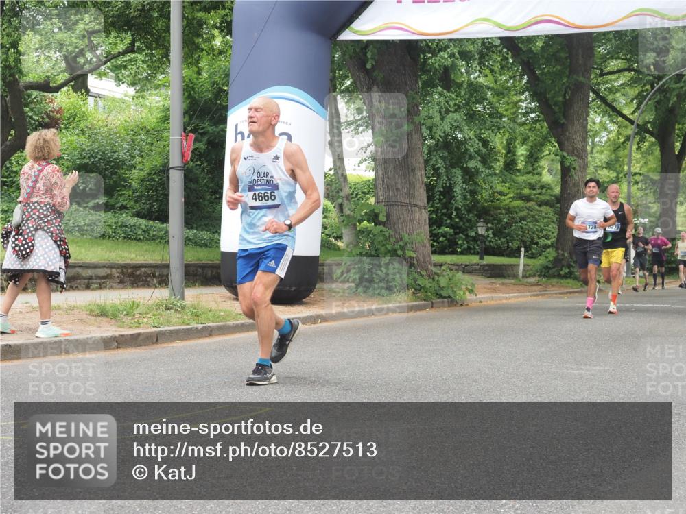 29.06.2025 - hella hamburg halbmarathon KatJ http://msf.ph/oto/8527513 29.06.2025 10:54:47 Zwischen KM18-KM19 4666, 7685, 8279 meine-sportfotos.de