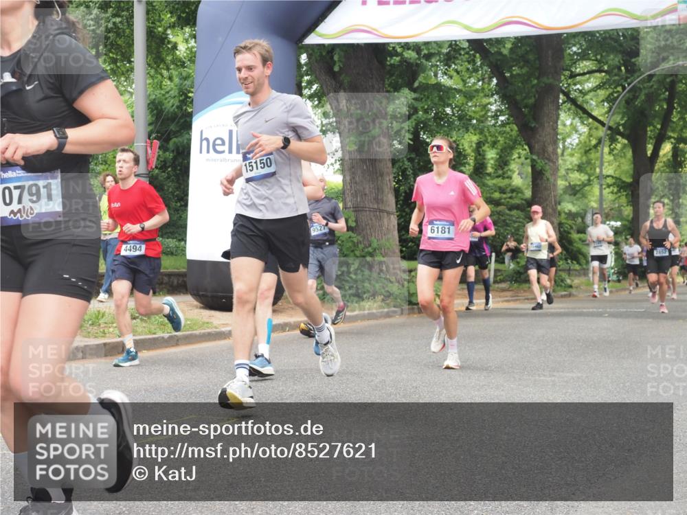 29.06.2025 - hella hamburg halbmarathon KatJ http://msf.ph/oto/8527621 29.06.2025 10:54:54 Zwischen KM18-KM19 4494, 6089, 6181, 8279 meine-sportfotos.de