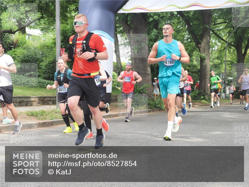 29.06.2025 - hella hamburg halbmarathon KatJ http://msf.ph/oto/8527854 29.06.2025 10:55:05 Zwischen KM18-KM19 1785, 2594, 4950, 5670, 6014, 7741, 8217 meine-sportfotos.de