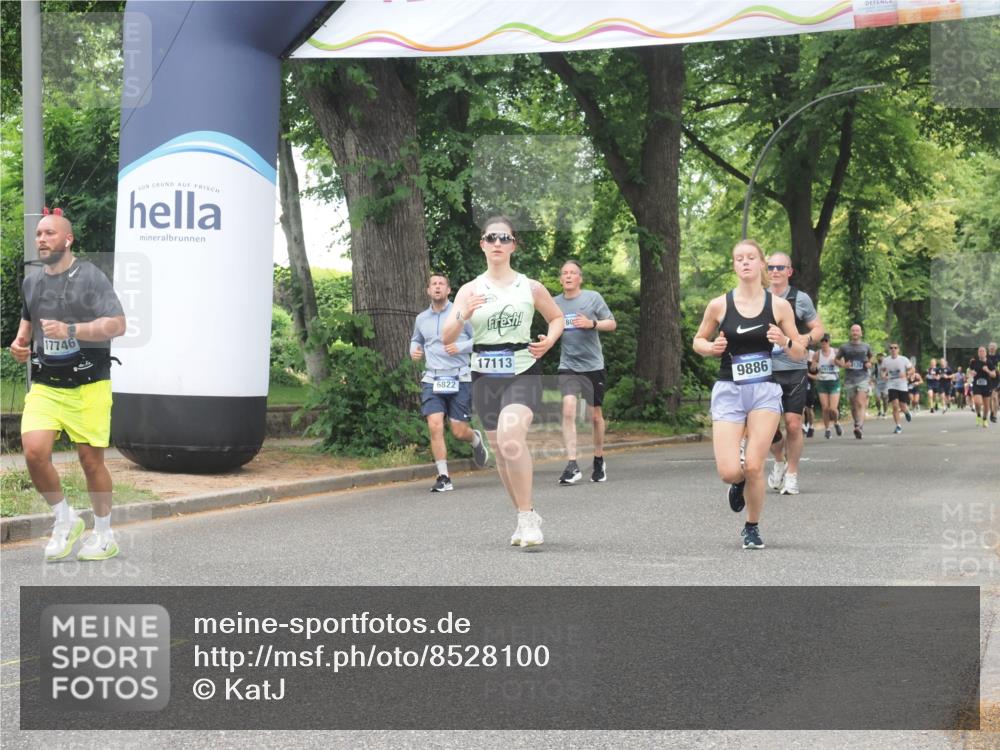 29.06.2025 - hella hamburg halbmarathon KatJ http://msf.ph/oto/8528100 29.06.2025 10:55:21 Zwischen KM18-KM19 2712, 4032 meine-sportfotos.de