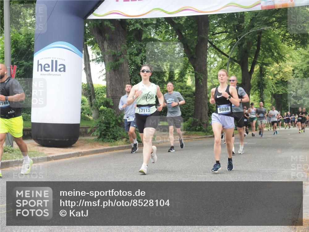 29.06.2025 - hella hamburg halbmarathon KatJ http://msf.ph/oto/8528104 29.06.2025 10:55:21 Zwischen KM18-KM19 2712, 4032 meine-sportfotos.de