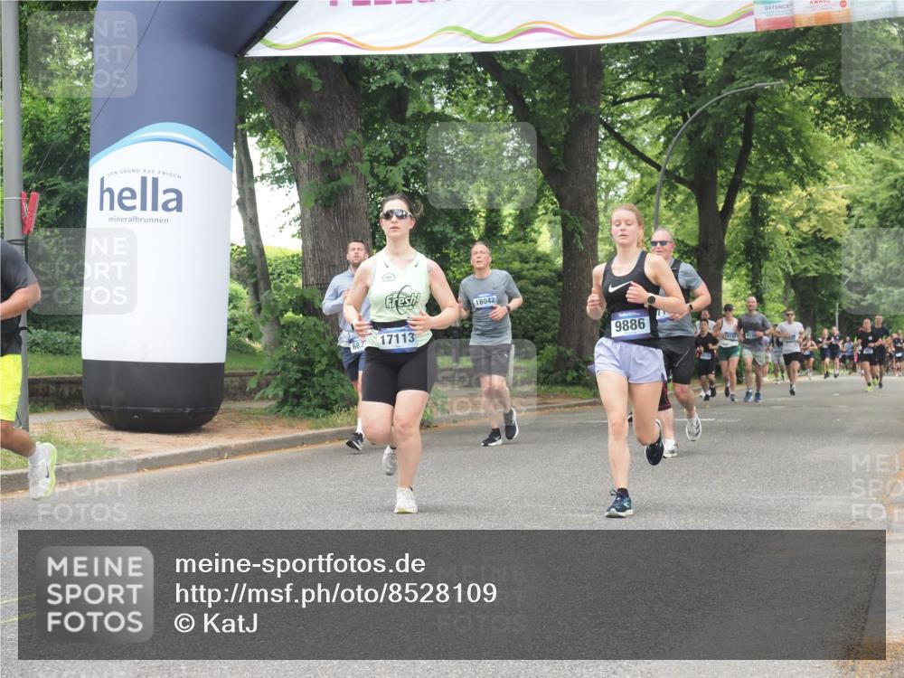 29.06.2025 - hella hamburg halbmarathon KatJ http://msf.ph/oto/8528109 29.06.2025 10:55:21 Zwischen KM18-KM19 2712, 4032 meine-sportfotos.de