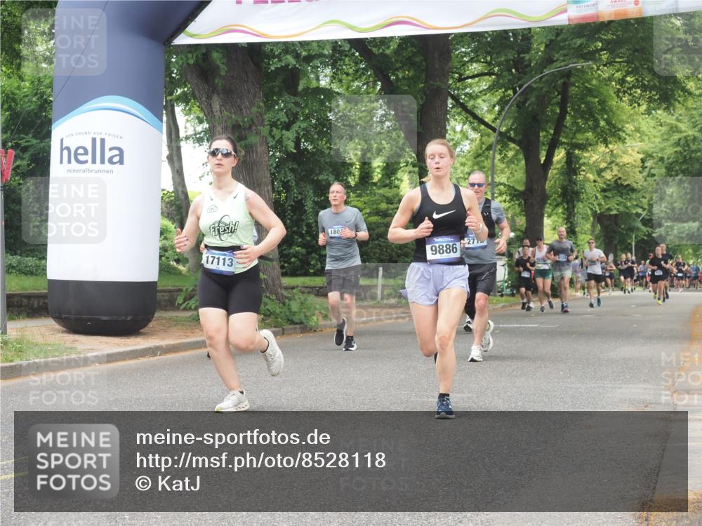 29.06.2025 - hella hamburg halbmarathon KatJ http://msf.ph/oto/8528118 29.06.2025 10:55:22 Zwischen KM18-KM19 2712, 4032, 6822 meine-sportfotos.de