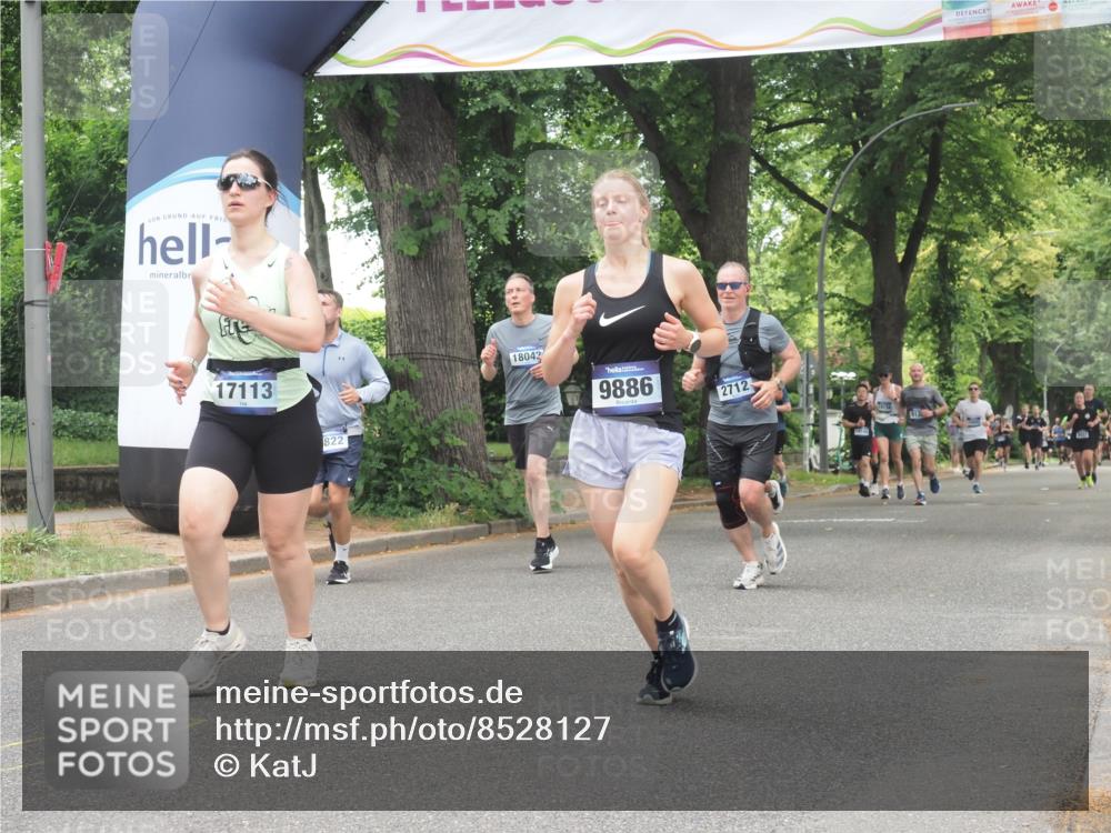 29.06.2025 - hella hamburg halbmarathon KatJ http://msf.ph/oto/8528127 29.06.2025 10:55:22 Zwischen KM18-KM19 2712, 4032, 6822 meine-sportfotos.de