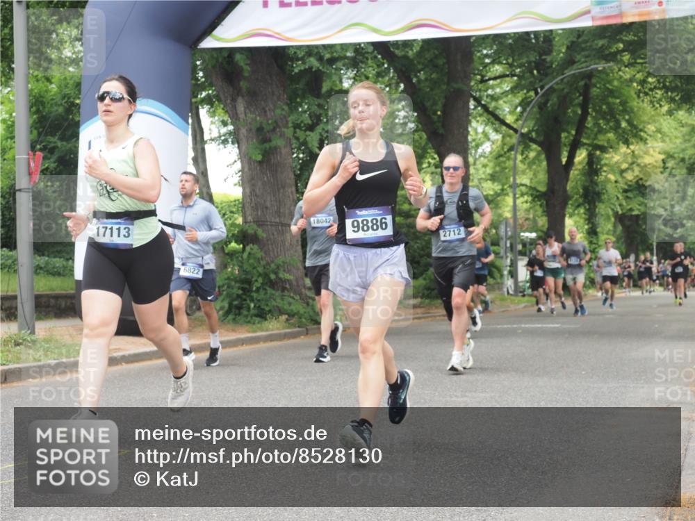 29.06.2025 - hella hamburg halbmarathon KatJ http://msf.ph/oto/8528130 29.06.2025 10:55:22 Zwischen KM18-KM19 2712, 4032, 6822 meine-sportfotos.de